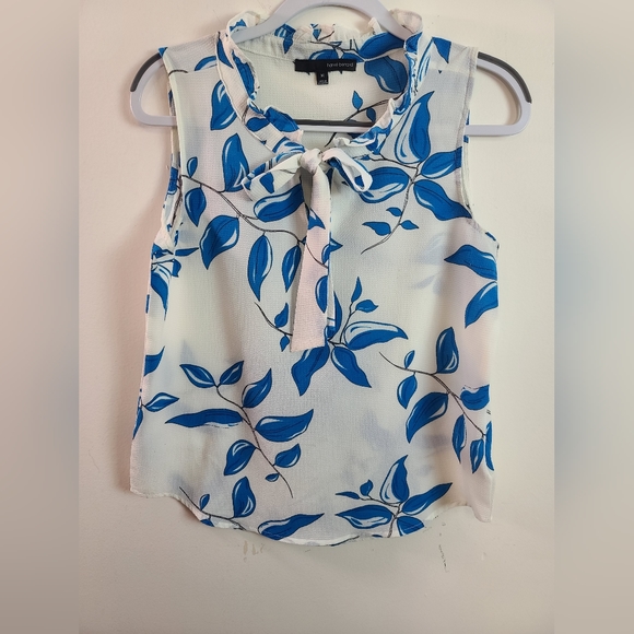 Harve Benard Tops - Harve Benard White Blue Leaf Semi Sheer Sleevless Ruffled Collar Top Size M